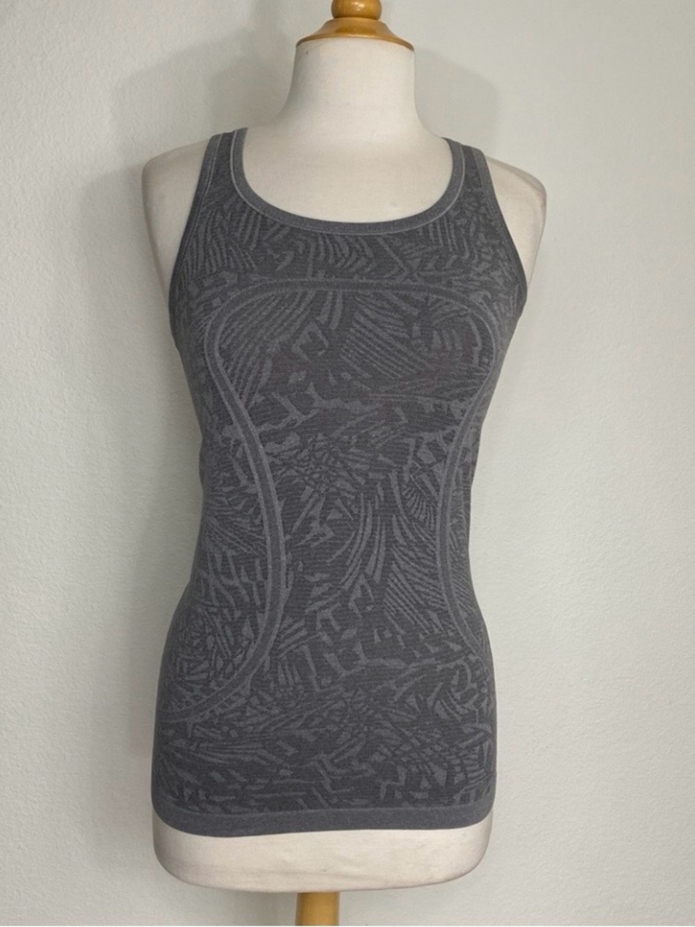 Lululemon Women's Gray Aztec Swiftly Tech Racerback Tank Top Size 6 Activewear